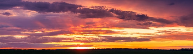 Wolken bei Sonnenuntergang Blau und Orange Ein wunderbarer natürlicher Hintergrund