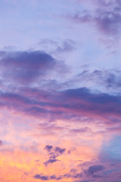 Wolken bei Sonnenuntergang.