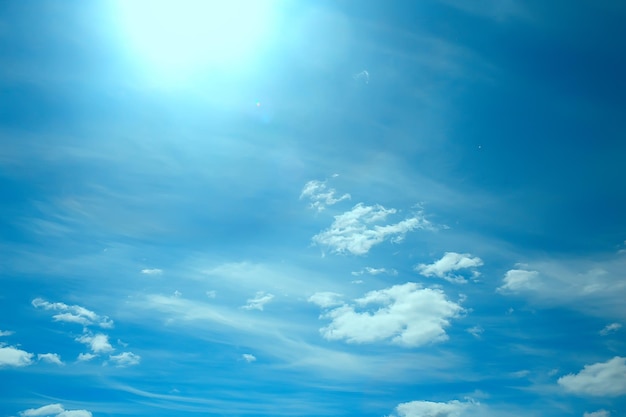 Wolken blauer Himmel Hintergrund sauberer blauer Himmel mit weißen Wolken Konzept Reinheit und Frische der Natur