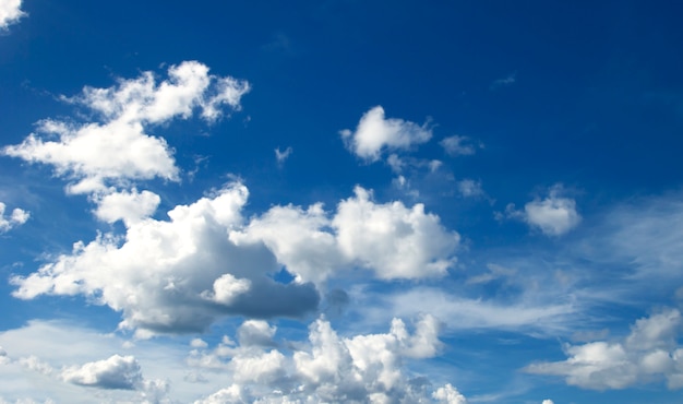 Wolken blauer Himmel Hoher Winkel