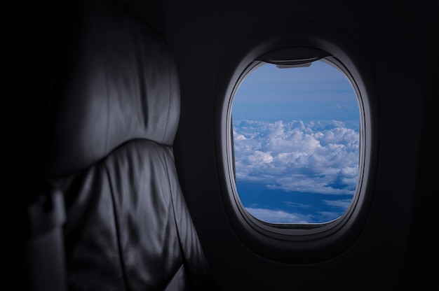 Wolken durch das Flugzeugfenster