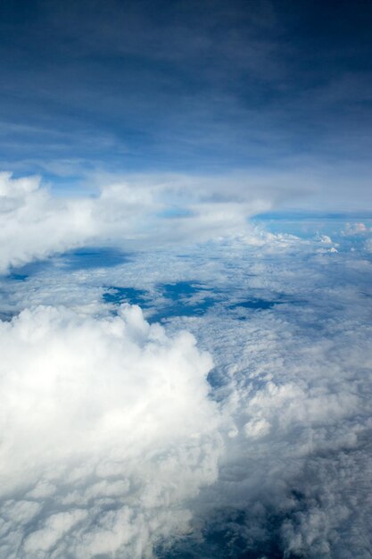 Wolken ein Blick aus dem Flugzeugfenster