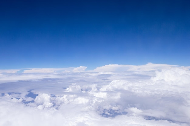 Wolken ein Blick aus dem Flugzeugfenster