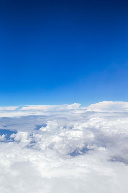 Wolken ein Blick aus dem Flugzeugfenster