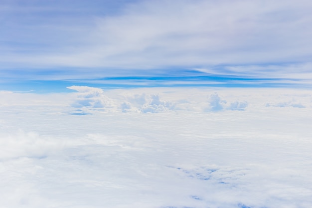 Wolken, eine Ansicht vom Flugzeugfenster