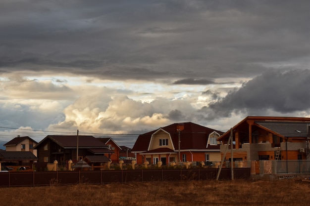 Wolken fliegen über das Hüttendorf