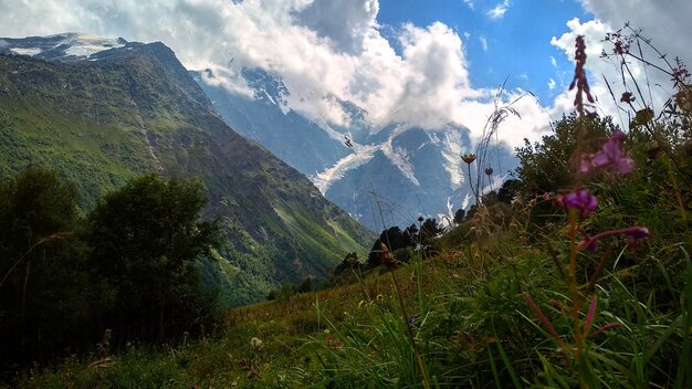 Wolken fliegen wunderschön über die Berge