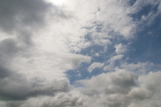 Wolken gehen in den Regen.