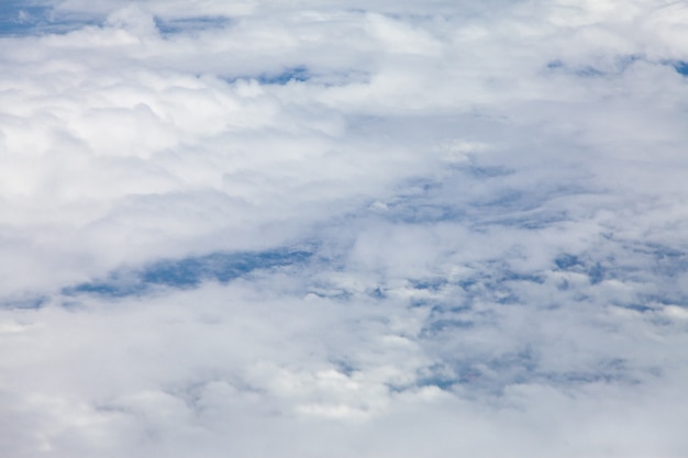 Wolken, Himmel und Boden, Blick aus dem Flugzeug.