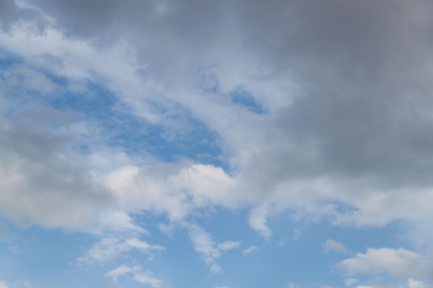 Wolken im blauen Himmel an einem sonnigen Tag Sonniger Himmelshintergrund