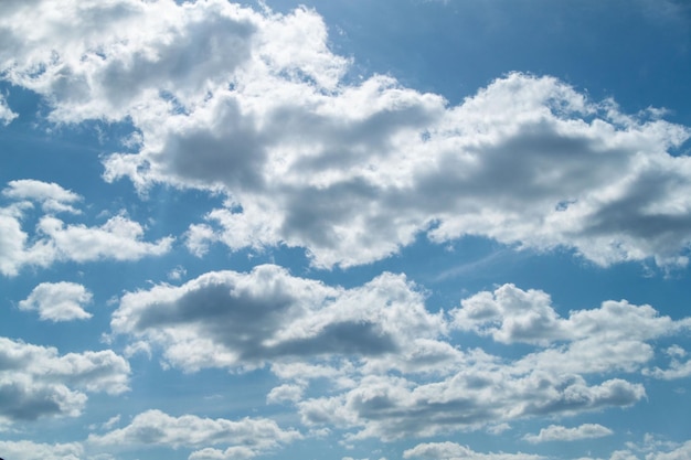 Wolken im blauen Himmel an einem sonnigen Tag Sonniger Himmelshintergrund