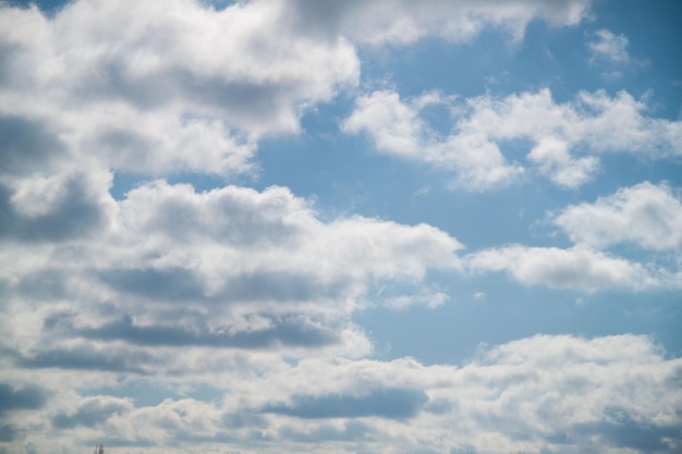 Wolken im blauen Himmel an einem sonnigen Tag Sonniger Himmelshintergrund