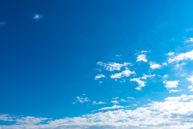 Foto wolken im blauen himmel