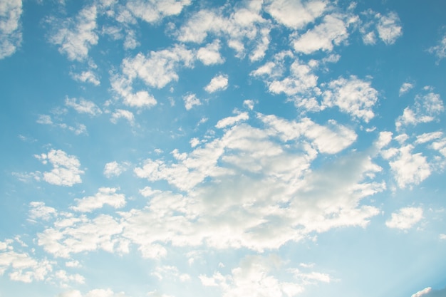 Wolken im blauen Himmel