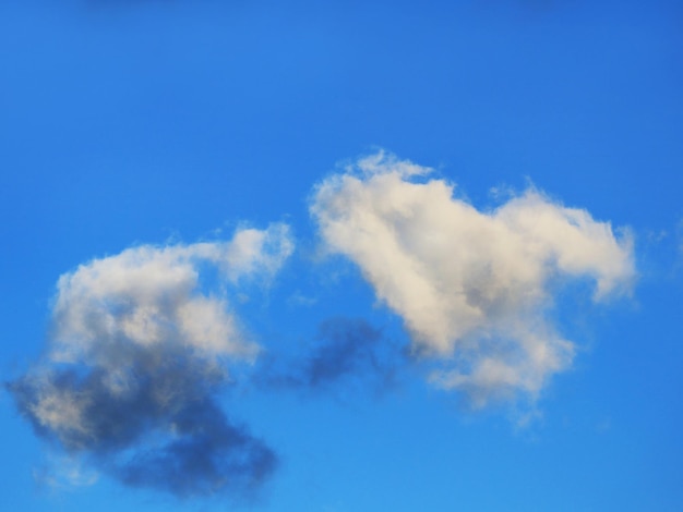 Wolken im blauen Himmel