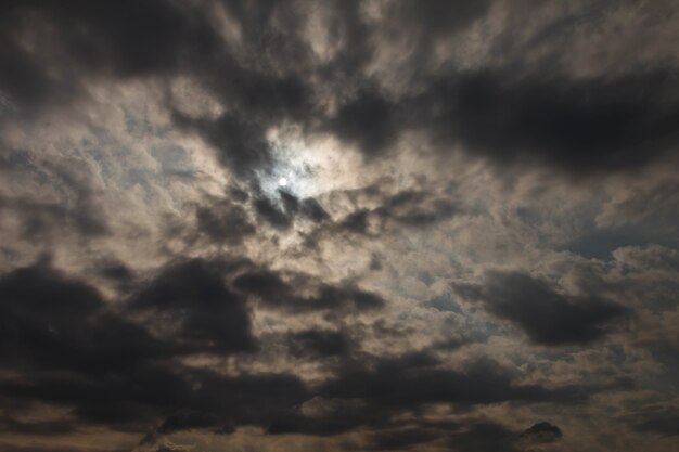 Wolken im dramatischen Himmel. Schwarze, graue Wolken im Sonnenhimmel