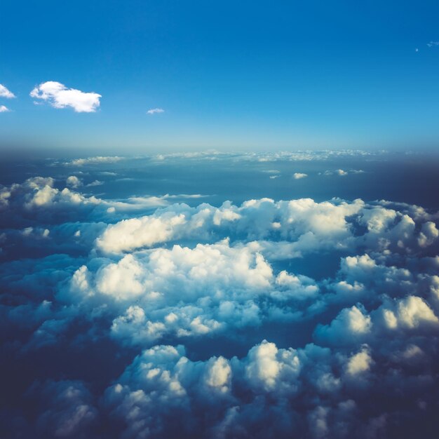 Wolken im Himmelsatmosphärenpanorama