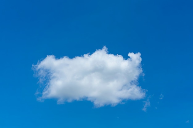 Wolken im Hintergrund des blauen Himmels