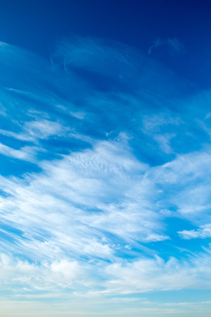 Foto wolken in den blauen himmel