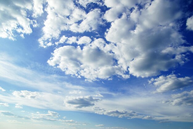 Wolken in den blauen Himmel