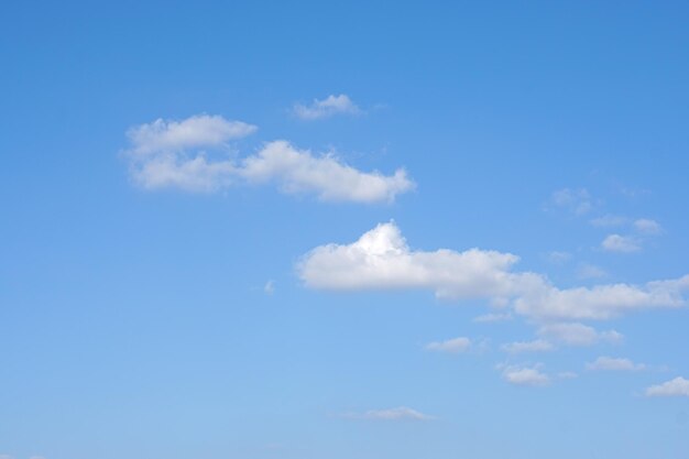 Wolken in den blauen Himmel