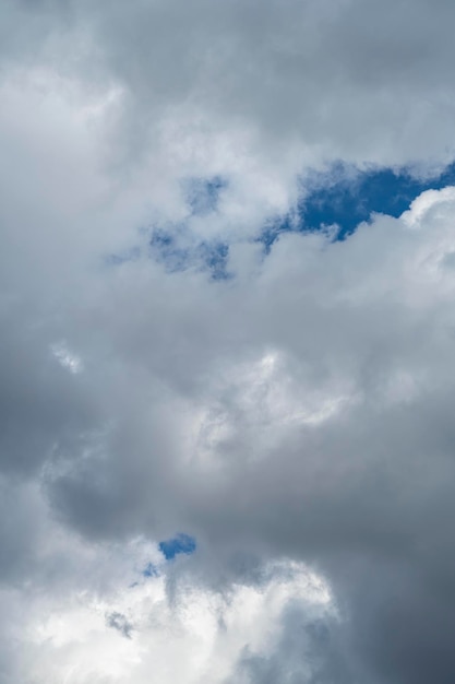 Wolken in den blauen Himmel