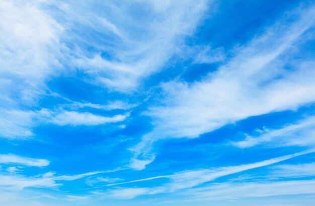 Wolken in den blauen Himmel