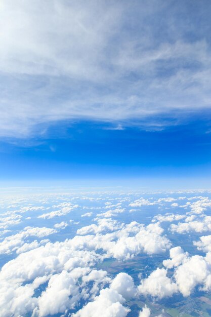 Wolken in den blauen Himmel