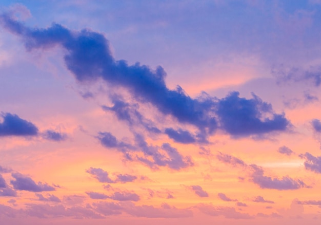 Wolken in den blauen Himmel