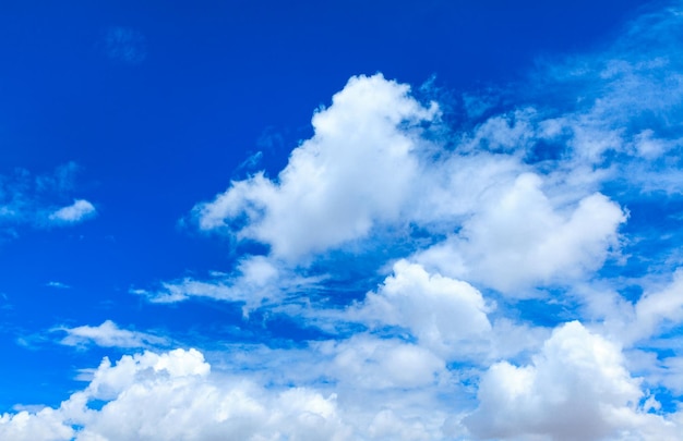 Wolken in den blauen Himmel