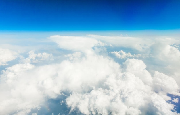 Wolken in den blauen Himmel