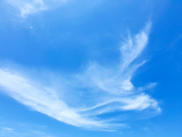 Wolken in den Hintergründen des blauen Himmels