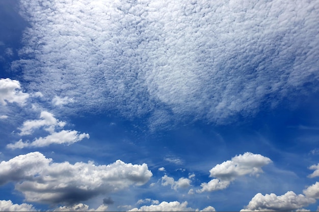 Wolken in den Hintergründen des blauen Himmels