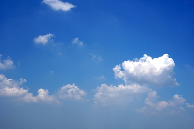 Wolken in den Hintergründen des blauen Himmels