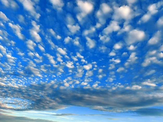 Wolken in den Hintergründen des blauen Himmels