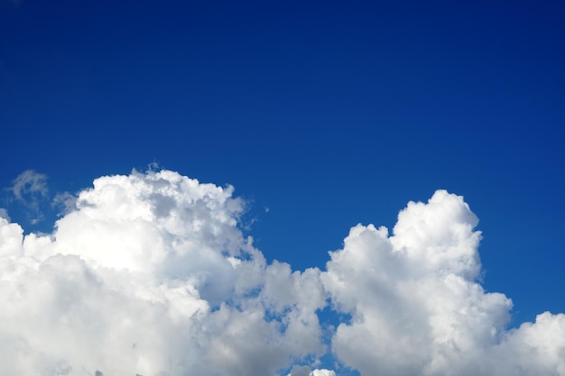 Wolken in den Hintergründen des blauen Himmels