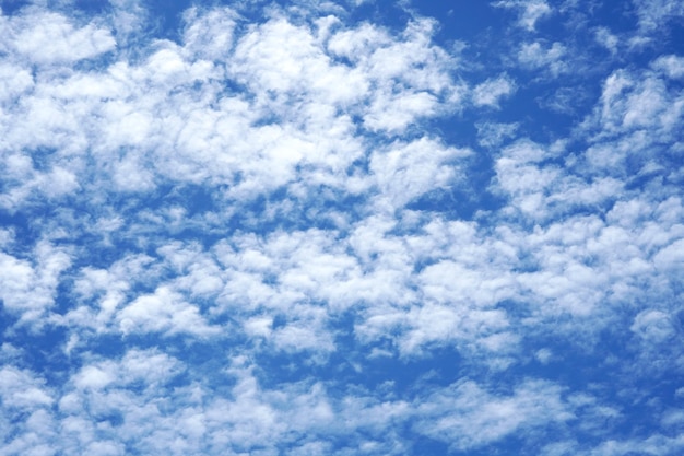 Wolken in den Hintergründen des blauen Himmels