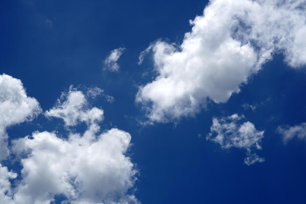 Wolken in den Hintergründen des blauen Himmels