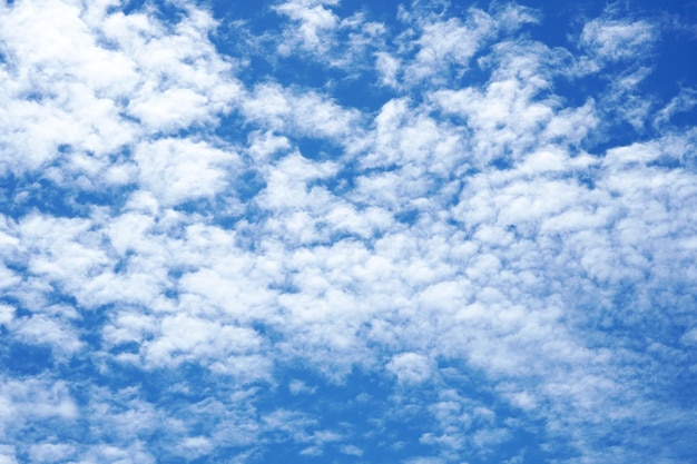 Wolken in den Hintergründen des blauen Himmels.