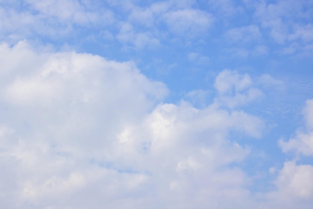 Wolken in der Beschaffenheit oder im Hintergrund des blauen Himmels