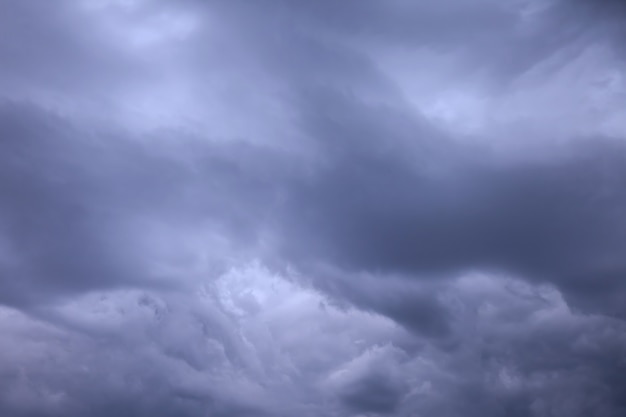 Wolken in der blauen dunklen Himmelshintergrundnatur