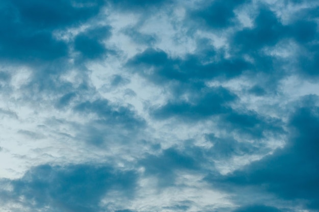 Wolken in der blauen Stunde des Abendhimmels Hintergrund für das Werkzeug zum Ersetzen des Himmels