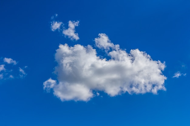 Wolken in der Natur des blauen Himmels