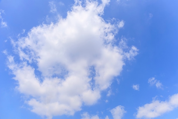 Wolken mit blauem Himmel Hintergrund. Naturwetter, wolkenblauer Himmel