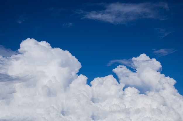 Wolken mit blauem Himmel Hintergrund.