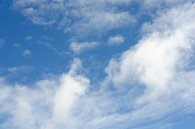 Wolken mit blauem Himmel