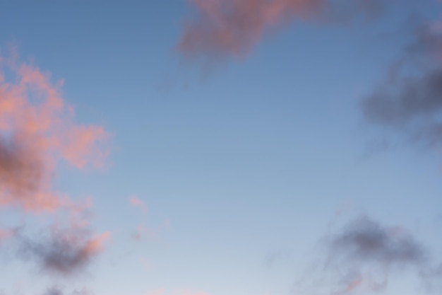 Wolken Sonnenuntergang Hintergrund. Pastell zarte Schattierungen des Himmels