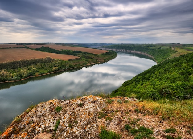 Wolken spiegeln sich im Fluss