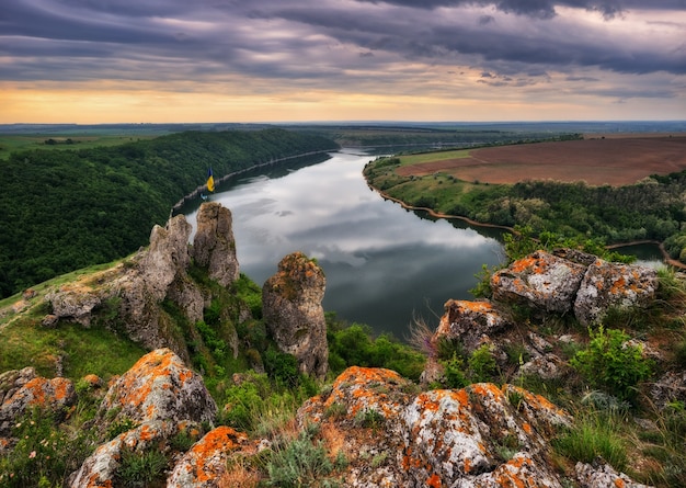 Wolken spiegeln sich im Fluss