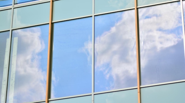 Wolken spiegelten sich in einem Gebäudefenster